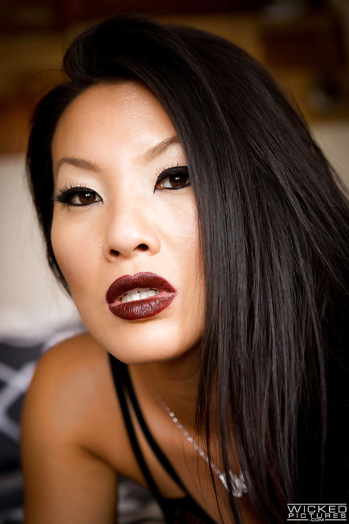 Великолепная Азиатская брюнетка Аса Акира знает как соблазнить каждого человека