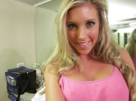 Blonde Ex Gattin Samantha Saint Zieht Sich F R Nacktselfies Aus