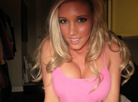 Blonde Ex Gattin Samantha Saint Zieht Sich F R Nacktselfies Aus