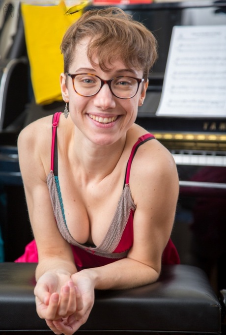 Nerdy Amateur Gretchen Spreads Her Hairy Pussy And Proceeds With Piano