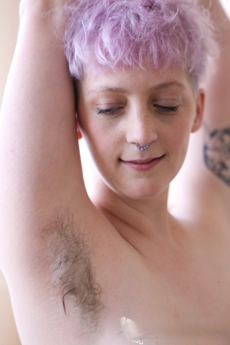 First timer with dyed hair Vera Blue bares hairy armpits before masturbating