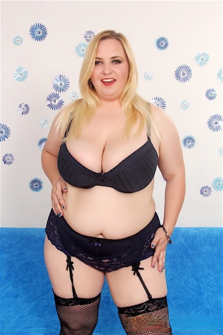 SSBBW Nikky Wilder的油性大乳房打开巨大的脂肪腿并吸吮大公鸡