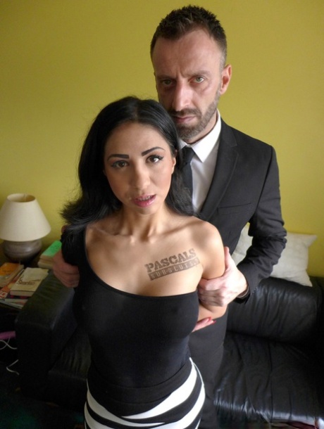 业余的Julia DeLucia戴着眼镜拉伸裸露的阴部并展示丰满的乳房