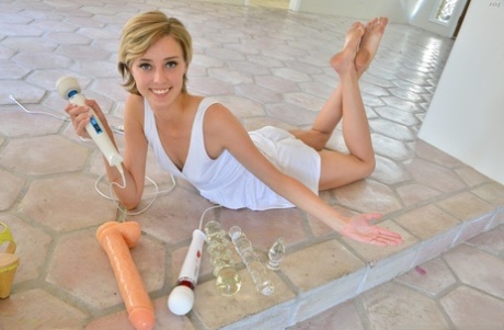 Blonde chick with short hair and nice legs fists and toys her own asshole - pornpics.de