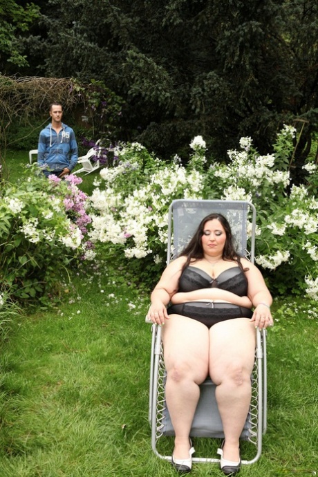 Super sized BBW Jitka sits on a Peeping Tom's face in the garden