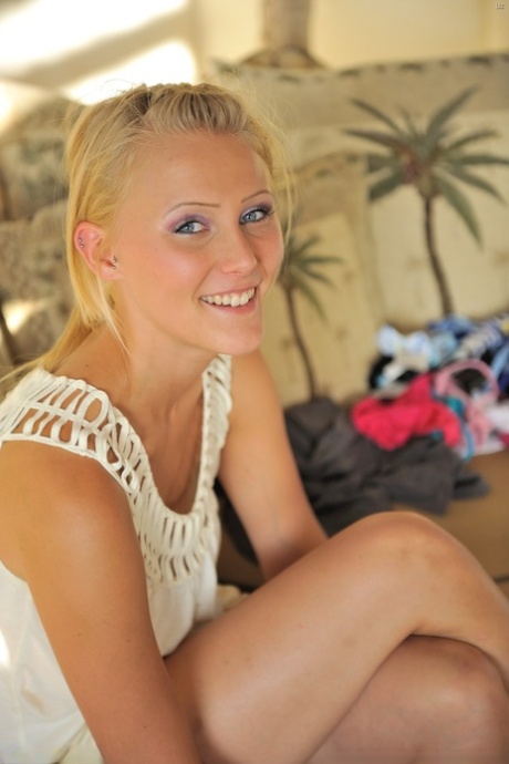 Jonge blonde Liz geeft zich bloot op een openbare stoep voordat ze naakt wordt