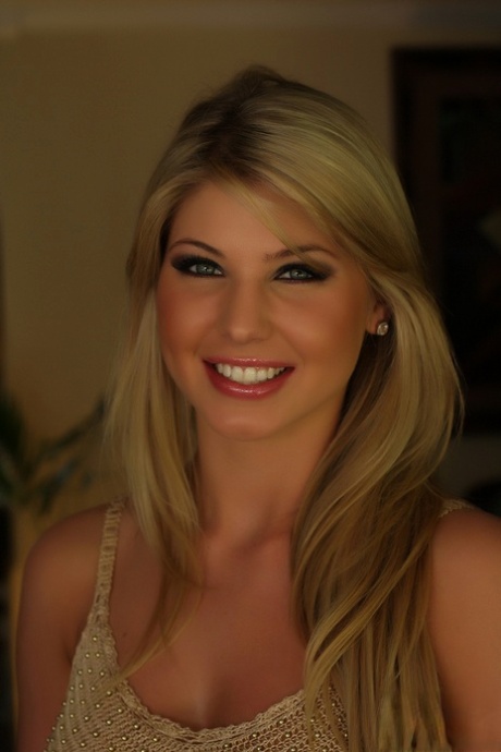 Gorgeous blonde chick Brianne is well know for her pretty face - pornpics.de