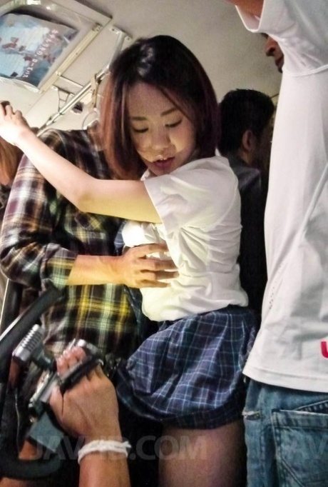 日本学生Yuna Satsuki在公交车上被摸，然后给人吹箫