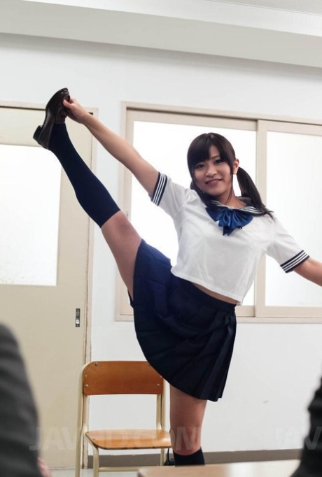 日本女学生星野爱香在与教师做爱前展示她的灵活性