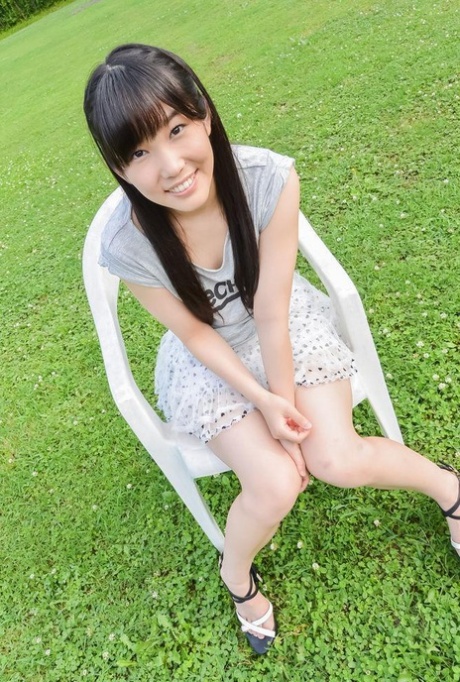 日本女孩Yui Kasugano在后院的椅子上用性玩具进行自慰