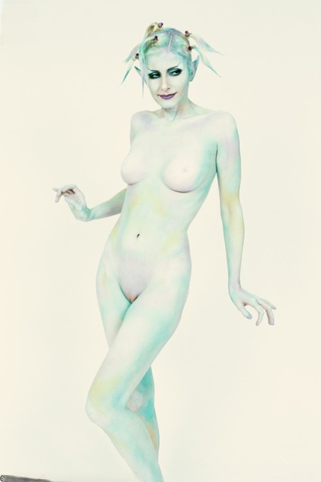 Pale blonde Eve Bennu wears no clothes during a modelling gig - pornpics.de