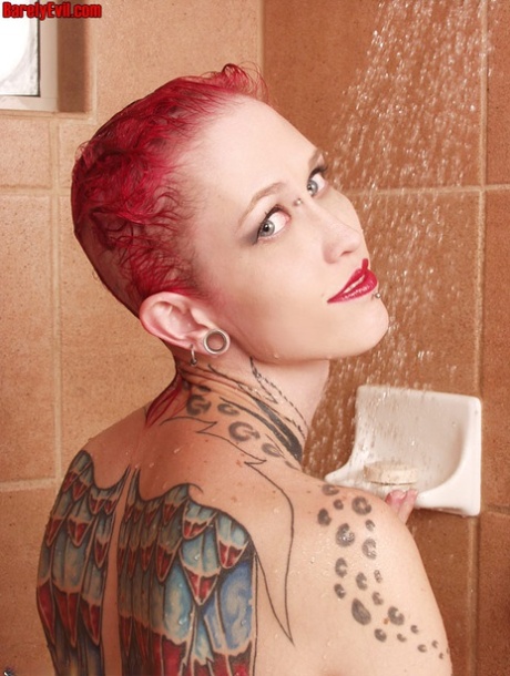 Tattooed alt girl Jax sports dyed hair and a phat ass while taking a shower - pornpics.de