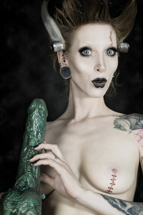 Tattoo model Razor Candi sucks on a big dildo in Bride of Frankenstein attire - pornpics.de
