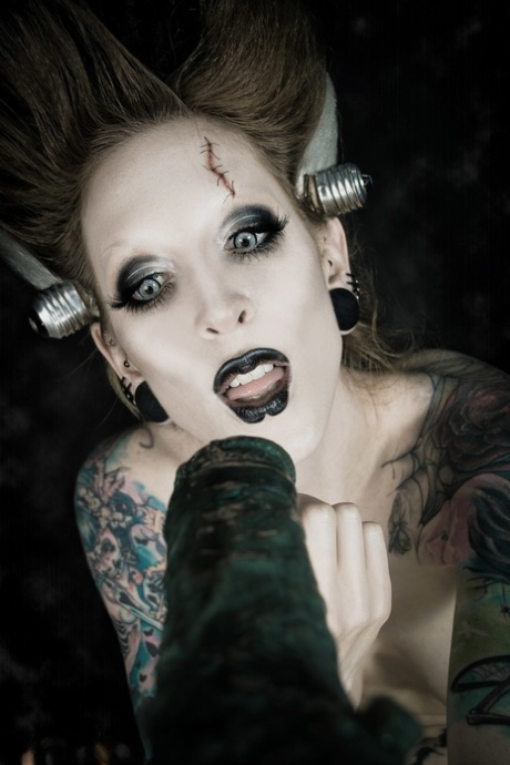 Tattoo model Razor Candi sucks on a big dildo in Bride of Frankenstein attire - pornpics.de