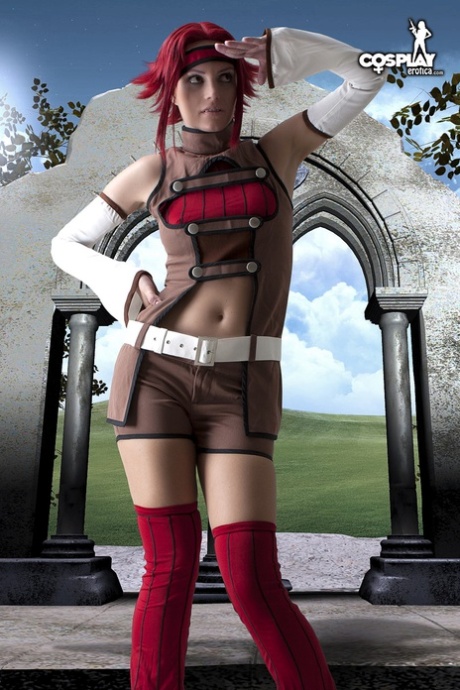 Kallen Stadtfeld的cosplayer暂停拉下她的软管并捏住她的乳头
