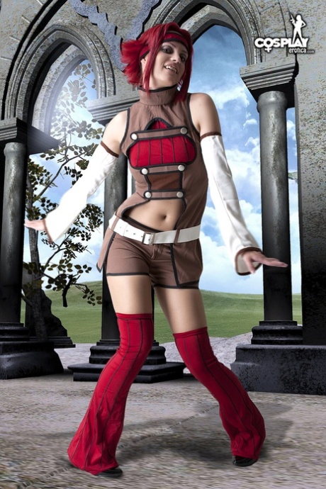Kallen Stadtfeld的cosplayer暂停拉下她的软管并捏住她的乳头