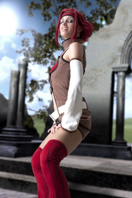 Kallen Stadtfeld的cosplayer暂停拉下她的软管并捏住她的乳头