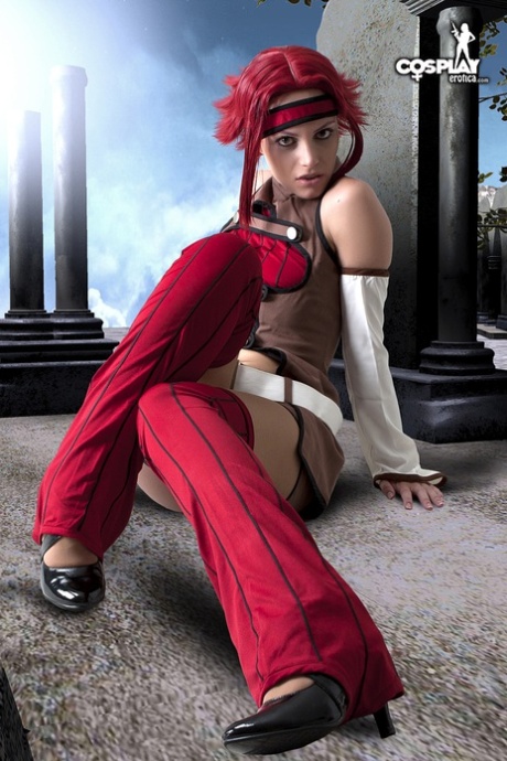 Kallen Stadtfeld的cosplayer暂停拉下她的软管并捏住她的乳头