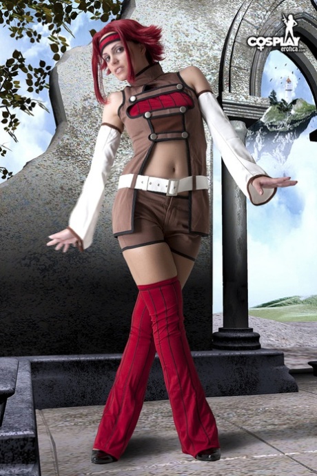 Kallen Stadtfeld的cosplayer暂停拉下她的软管并捏住她的乳头