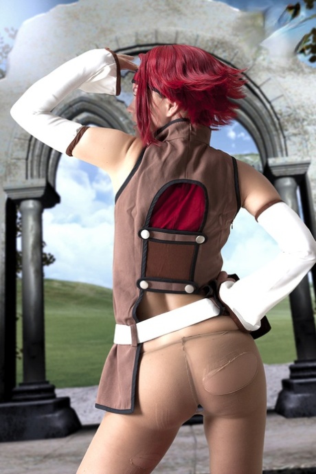 Kallen Stadtfeld的cosplayer暂停拉下她的软管并捏住她的乳头