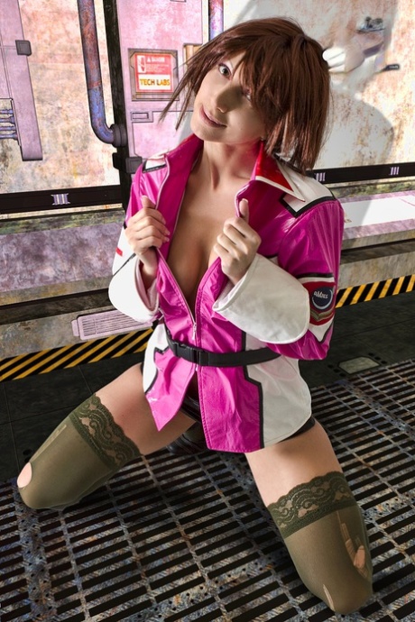 咬住手指后露出乳房和屁股的可爱 Cosplayer