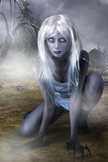 单人模特穿着《Left 4 Dead》cosplay服装，暴露乳房和屁股