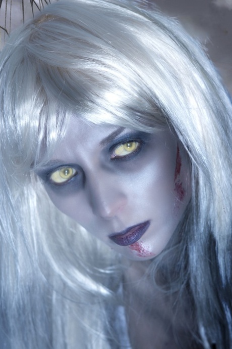 单人模特穿着《Left 4 Dead》cosplay服装，暴露乳房和屁股