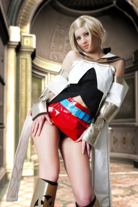 可爱的金发 Cosplayer 一边脱衣服一边展示翘臀