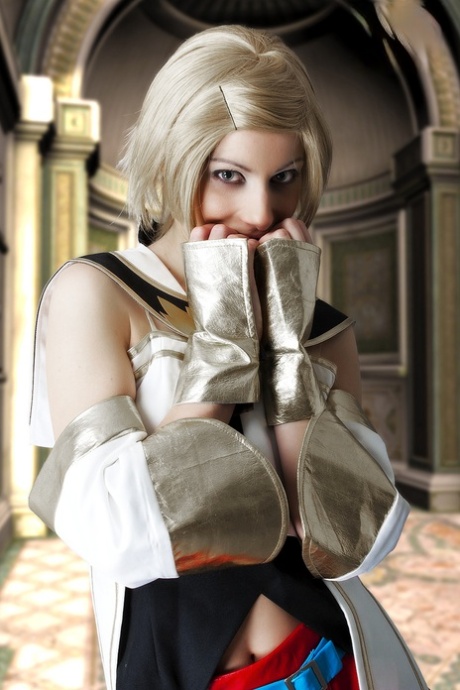 可爱的金发 Cosplayer 一边脱衣服一边展示翘臀
