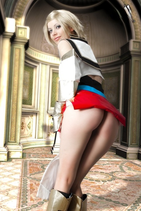 可爱的金发 Cosplayer 一边脱衣服一边展示翘臀