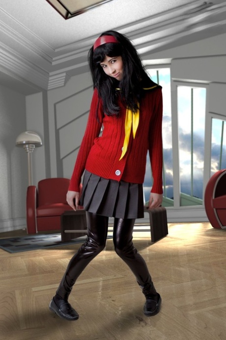 黑发女孩部分脱下 Cosplay 服装工作