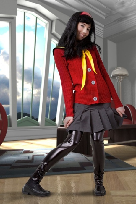 黑发女孩部分脱下 Cosplay 服装工作