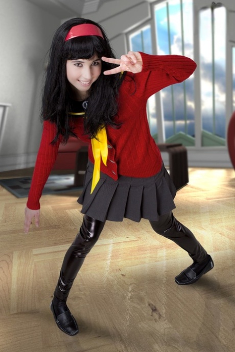 黑发女孩部分脱下 Cosplay 服装工作