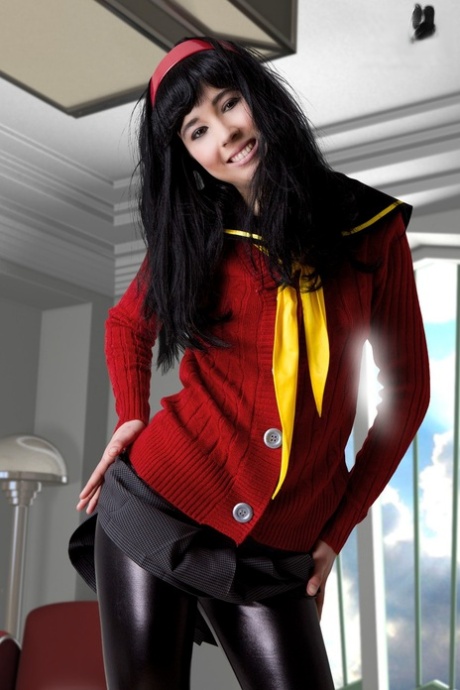黑发女孩部分脱下 Cosplay 服装工作