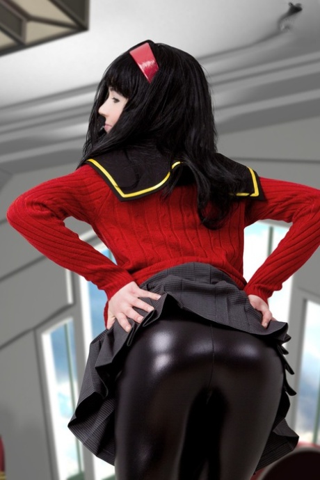 黑发女孩部分脱下 Cosplay 服装工作