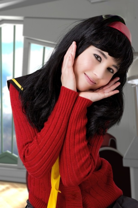 黑发女孩部分脱下 Cosplay 服装工作