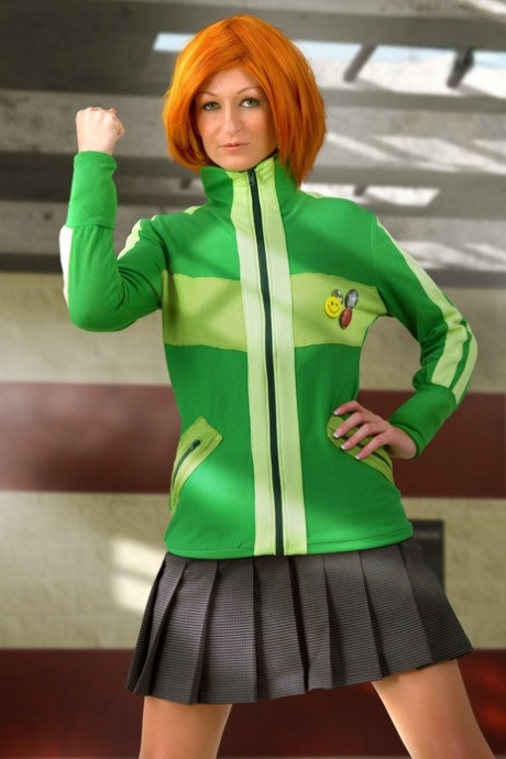 性感的红发模特Cosplay服装前暴露自己