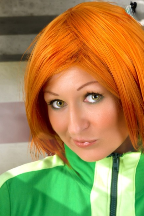 性感的红发模特Cosplay服装前暴露自己