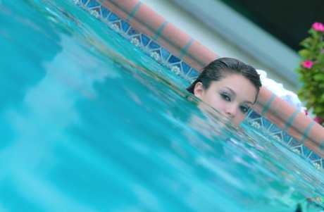 Beautiful amateur model Taylor Ashley peels off wet tank top in the pool - pornpics.de