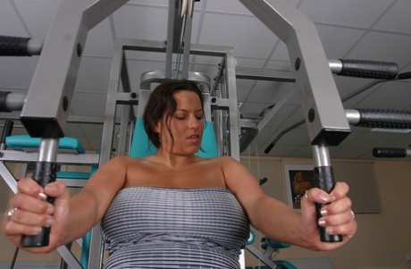 Solo model Aneta Buena looses her giant breasts while working out in a gym - pornpics.de