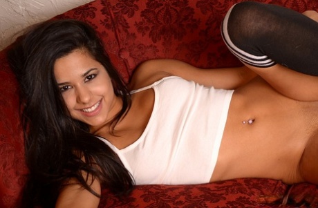 Brazilian amateur Bella Quinn touts her bare ass in spaghetti strap tank - pornpics.de