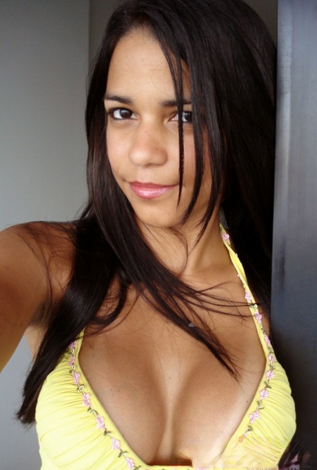 Latina amateur Polliana displays her juicy ass in panties during solo action - pornpics.de