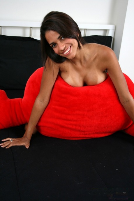 Latina girl Polliana is all tease in bra and underwear ensemble - pornpics.de