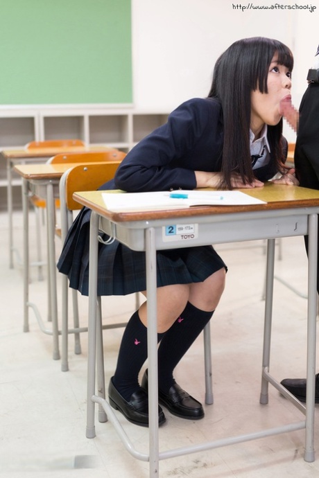 年轻的日本女学生在狗刨式性交前为她的老师吹箫