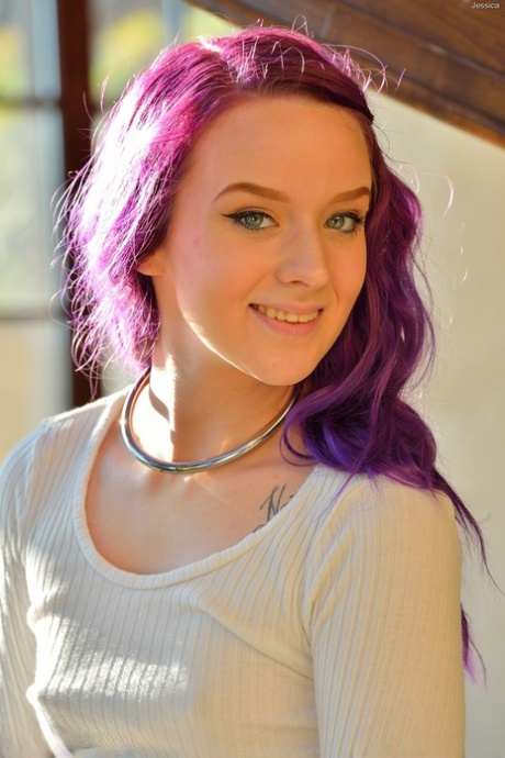 Teen girl with purple hair stretches her bald pussy wide open for self fisting - pornpics.de