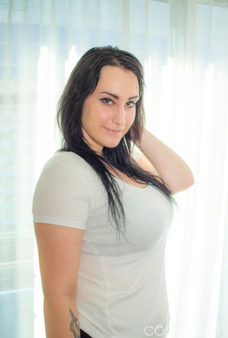 性感丰满的Chloe Jenks做了一个缓慢的脱衣舞，露出了她的大瓜子和屁股
