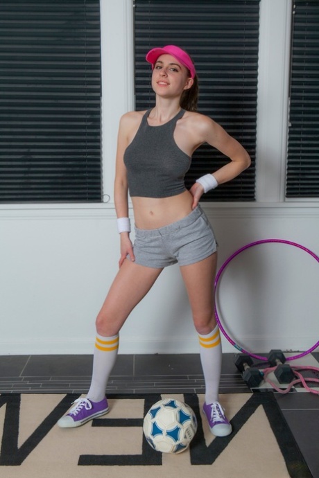 Athletic girl Eva Green gets naked in sweat bands and a pink visor