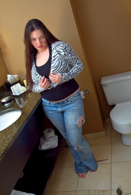Horny Gemma in jeans gets naked in the bathroom to show her hot BBW body - pornpics.de
