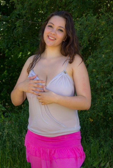 Amateur female Anny Zemly pours water over her knockers in the backyard - pornpics.de