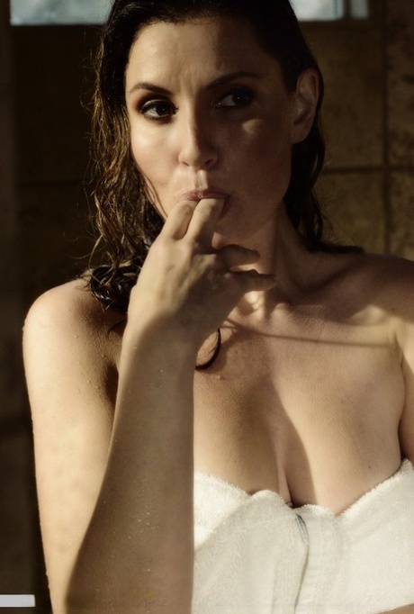 饥渴的MILF Jamie Lynn独自在淋浴时自慰